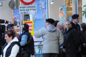 Wolfgang Lechner wartet darauf, dass er hinter die Absperrung darf... Wien, 8