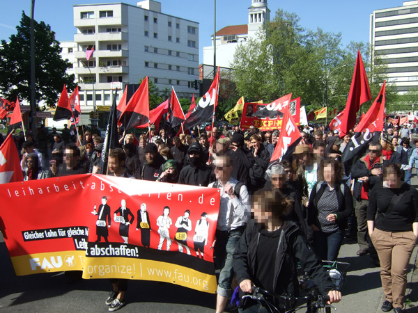 Die FAU mit vielen Fahnen und Transparent: Leiharbeit abschaffen!