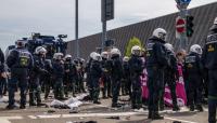 Proteste gegen den Bundesparteitag der AfD in Stuttgart - Mit Polizeigewalt für die AfD