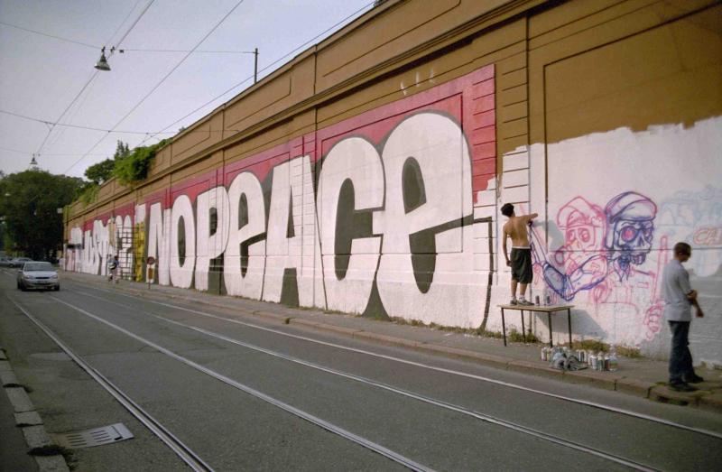 via Bramante, Milano 2001,  Carlo Giuliani Graffiti, (Foto: Azzoncao)