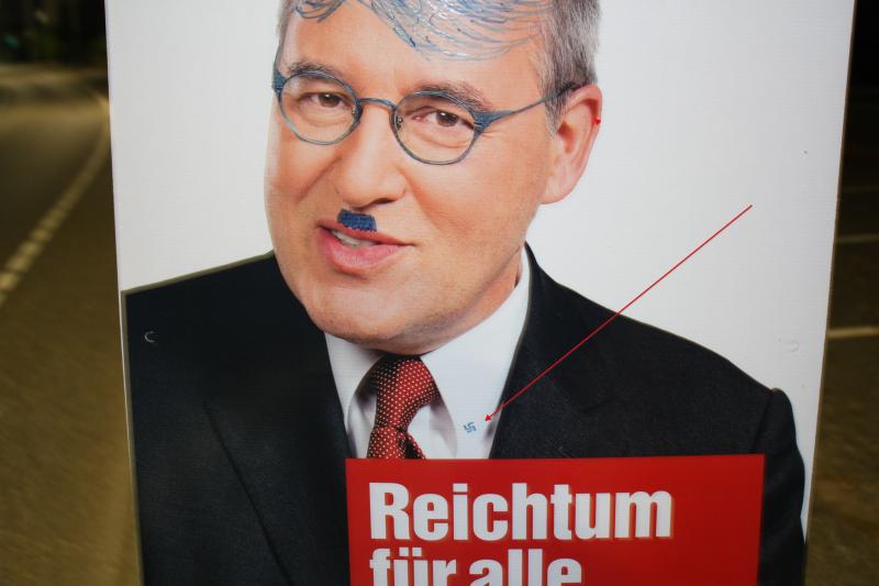 Ein Wahlplakat der Linkspartei das von Jungnazis beschmiert wurde.