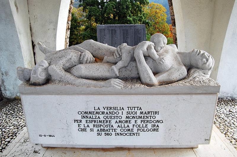 Das Mahnmal im Beinhaus von Sant'Anna di Stazzema. Im Hintergrund die Gedenktafel mit den Namen der Opfer. Foto: vittimeinnocenti.altervista.org