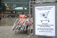 Plakatkunst vor Hauptbahnhof und Sicherheitsabsperrungen