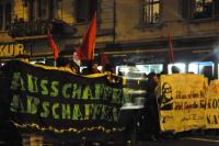 In Zürich demonstrieren am Sonntagabend einige Hundert Personen gegen die Annahme der Ausschaffungsinitiative.