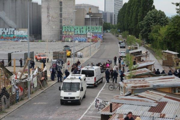 Die letzten Sympathisanten standen neben der Landestelle und der Hafenscharte, sie wurden von der Polizei zurück gehalten.