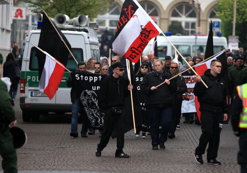 Sinsheim, 5. April 2014: Andreas Lehnert (r.) mit Fahne "Nationaler Widerstand" auf der Nazi-Demo