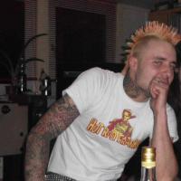 Bild6 - Grobes Nazi-Punk Freund “Skrew you” in Shirt von “Hot Rod Frankie”.