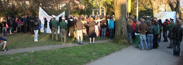 Gegenaktionen am Denkmal