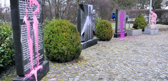 Helle Empörung lösten die Farbschmierereien am Röttenbacher Kriegerdenkmal bei den Bürgern aus. Jetzt sucht die Polizei die Täter.
