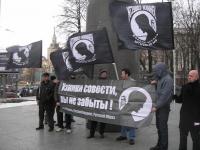 2009 demonstrieren Nazis vor Gericht, um die Angeklagten Rechtsradikalen zu unterstützen