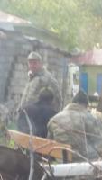 Korucu (Dorfschützer) vor Wahllokal