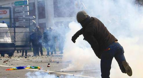 Émeutes du 5 avril dernier dans les rues de Strasbourg. L'organisation des Blacks Blocks ne doit rien au hasard : assistance juridique, équipes médicales et utilisation à outrance du Web.