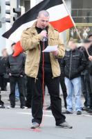 Sven Kahlin spricht nach seiner Haftentlassung auf einer Nazikundgebung in Hamm