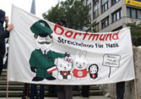 Antifa-Transparent -"Dortmund - Streichelzoo für Nazis"
