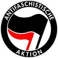 600px-Antifaschistische_Aktion_mit_schwarzer_und_roter_Fahne_(Rand).svg_