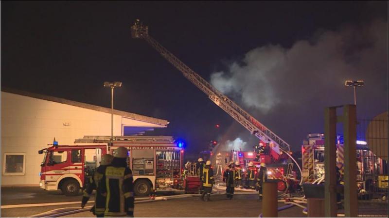 Die Feuerwehr ist mit einem Großaufgebot im EinsatzFoto: Nonstopnews