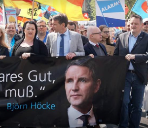 AfD-Aufmarsch am 1. Mai 2017 in Erfurt: Björn  Höcke demonstriert mit einem Abbild von Landolf Ladig.