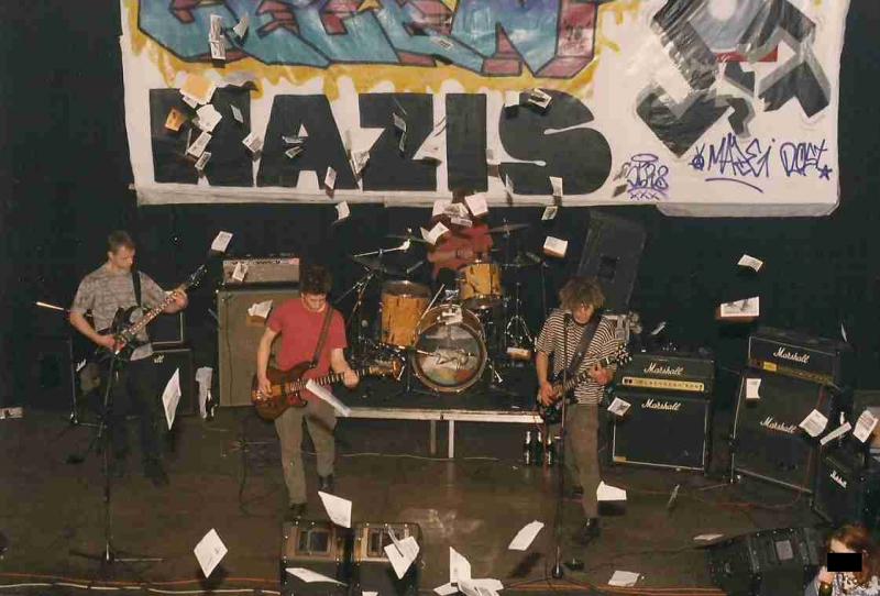 Antifa F.A.U.S.T. - Konzert, (1/1998) Karsten und seine Band Kommerzinfarkt (Foto: Azzoncao)