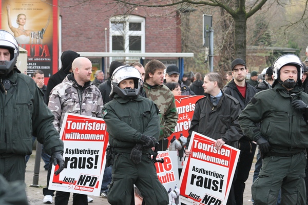 Foto Antifa Z - 2 - NPD-Kundgebung in Essen am 27.11.2010