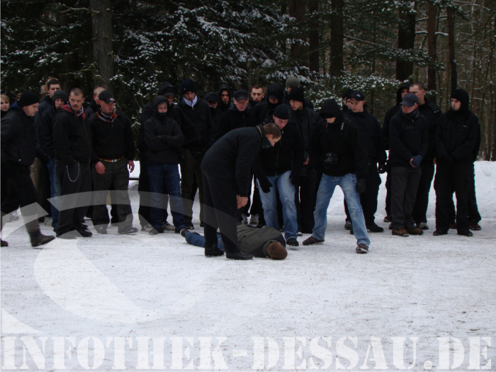 Nazis am Heidefriedhof 2010 (Quelle: Infothek Dessau)