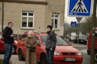 Anna-Luise Wegstroth mit Dortmunder Nazis und dem Wagen, mit dem diese sie am 30.03. von einer Nazi-Kundgebung zur nächsten kutschierten