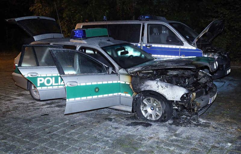  Die Einsatzwagen sind nicht mehr einsatzbereit. Der Sachschaden beläuft sich auf mehrere zehntausend Euro. 