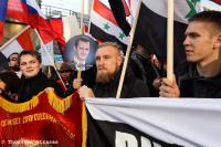 Marc Kluge (Mitte) bei einer Demonstration für Putin und Assad der „Antiimperialistischen Aktion“ am 31.10.2015 in Berlin (Foto: Thorsten Strasas)