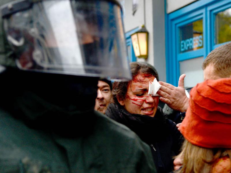 Bei der Demonstration kommt es zu Ausschreitungen zwischen der Polizei und linksautonomen Gegendemonstranten. Foto: dpa