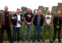 "Hammerskins" besuchen Stonehenge (2013) - 3.v.l. Marco Berlinghof im "Prospect"-T-Shirt