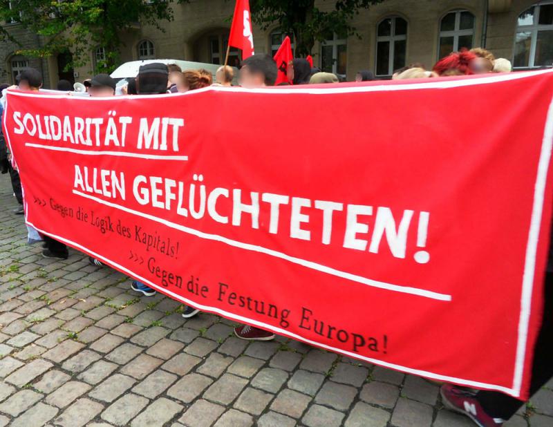 "Solidarität mit allen Flüchtlingen!"