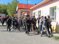In Acikyolu: Auseindersetzung vor dem Wahllokal, 1.11.2015