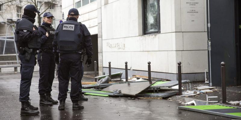 Die Angreifer rissen Absperrungen ein und beschmierten die Fassaden der Gebäude  Foto: dpa