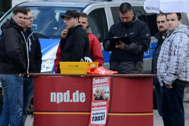 Von links: Robert Andres (Kopf einer asylfeindlichen “Bürgerinitiative” und Kommunalwahlkandidat von “Pro Chemnitz”), Paul Rzehaczek, Karsten Promnitz, Manuel Tripp, Maik Scheffler. Foto: Indymedia linksunten.