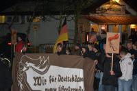 Lukas Franz trägt das Transparent “Wir für Deutschland gegen Überfremdung” der neonazistischen Kampagne “Ein Licht für Deutschland” am 17. Dezember in Oranienburg.