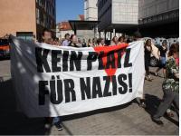 Transpi: Kein Platz für Nazis