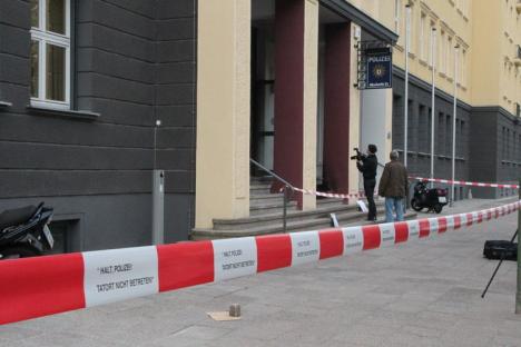 Ziel der sechs Angreifer war der Polizeiabschnitt 51 an der Wedekindstraße, der für den gesamten Ortsteil Friedrichshain zuständig ist