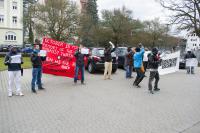 Demonstraten vor dem Polizeirevier mit Bannern und Megafon (2)