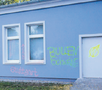 Mit greller Farbe gesprühte Parolen und zerbrochene Fenster, wie hier am Heidehaus sind das Ergebnis von zwei Attacken auf Polizeigebäude.