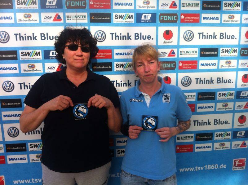Kainz (links) und "Claudi" mit Sticker der Blauen Hilfe