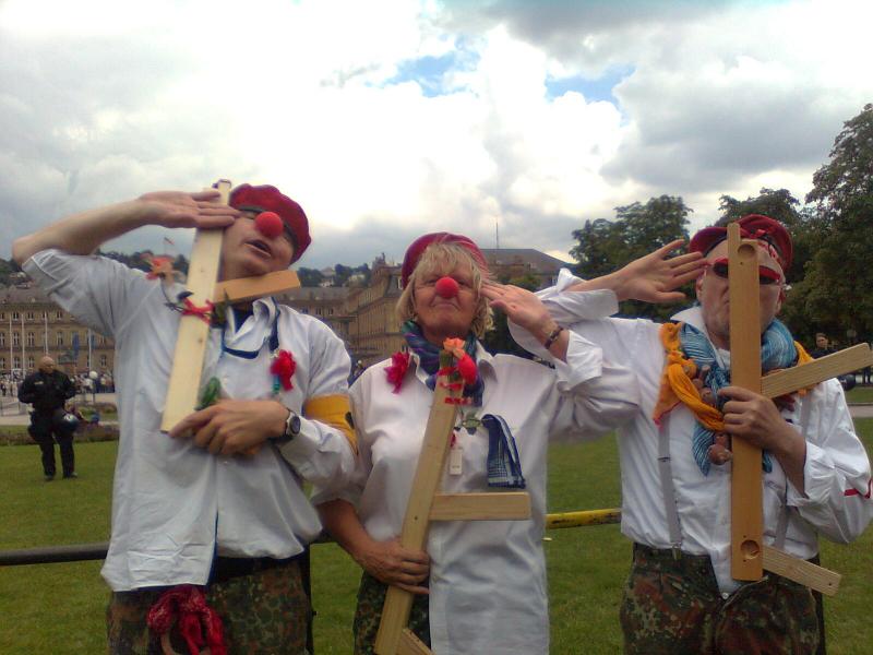 Soldaten sind ... Clowns! [gegen 2:50 pm]