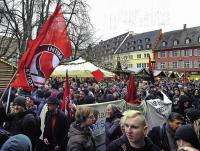 450 Menschen protestierten am Samstag gegen die Flüchtlingspolitik der EU. Treffpunkt war der Weihnachtsmarkt. 