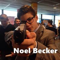 Noel Becker posiert auch gern mit Waffen