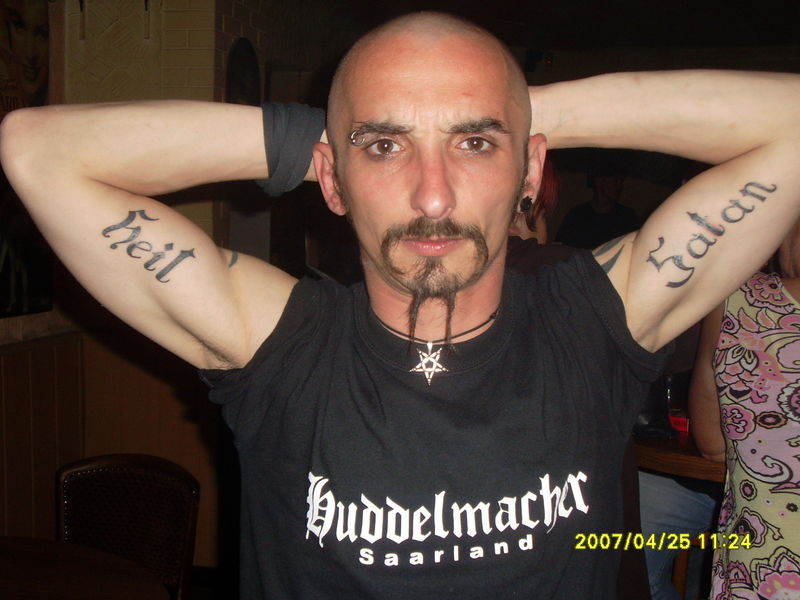 Beisitzer des NPD KV Saar-West (Merzig Wader) Daniel Becker als "Satanist" 2007.