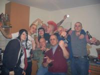 Bild1 - Nazi-Punk links: “Skrew you” (Facebook Name), daneben in grüner Bomberjacke der Schlagzeuger der Bremer Rechtsrock-Band “Endstufe”, darüber (mit rotem Irokesen) Mitglied der Nazi-Punk-Band “Punkfront”.