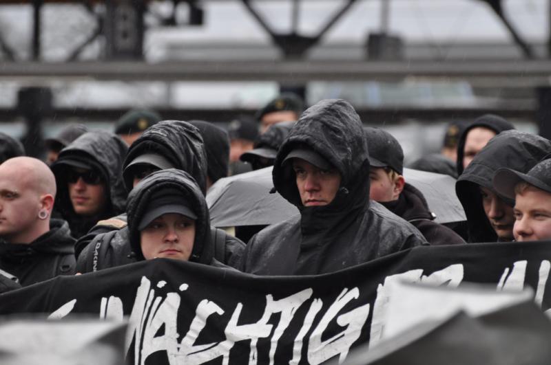 Adrian Albrecht (links am Transpi) beim Naziaufmarsch am 12