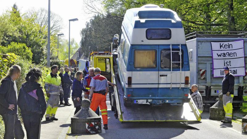 Drei Abschleppunternehmen verluden im Auftrag der Stadt die Fahrzeuge der Wagenburg.