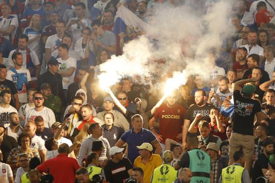 Russische Schläger sorgen im Velodrome von Marseille für Angst und Schrecken.