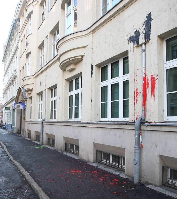 Farbbeutelanschlag auf das Polizeirevier in der Weißenfelser Straße in Leipzig.