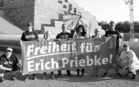 Feven Fischer (in der Mitte) fordert Freiheit für den NS-Kriegsverbrecher Erich Priebke