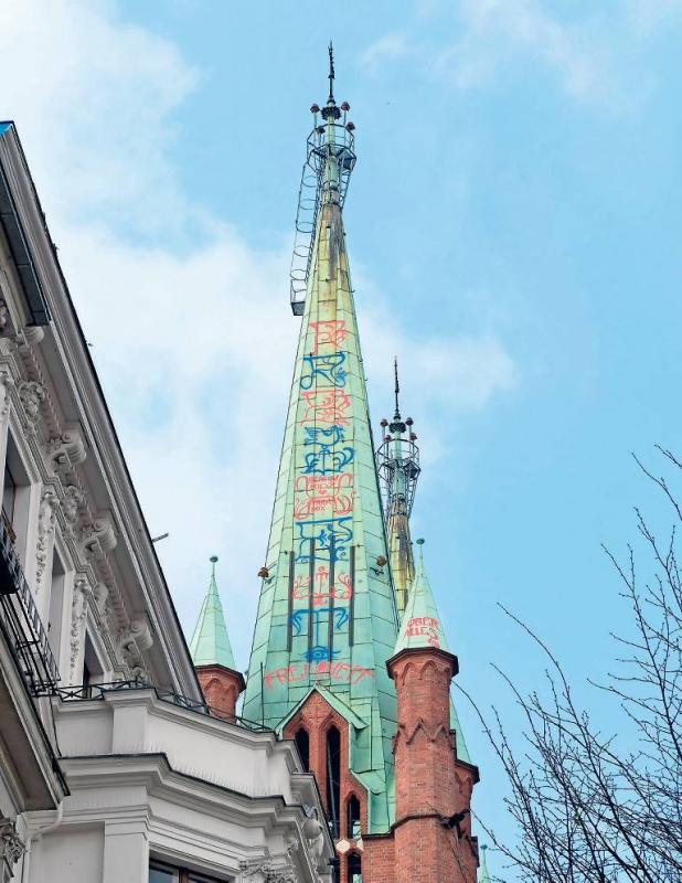 Abseilen und Sprayen. Großflächig prangen die Graffiti am Kirchturm an der Yorckstraße.Foto: Kai-Uwe Heinrich